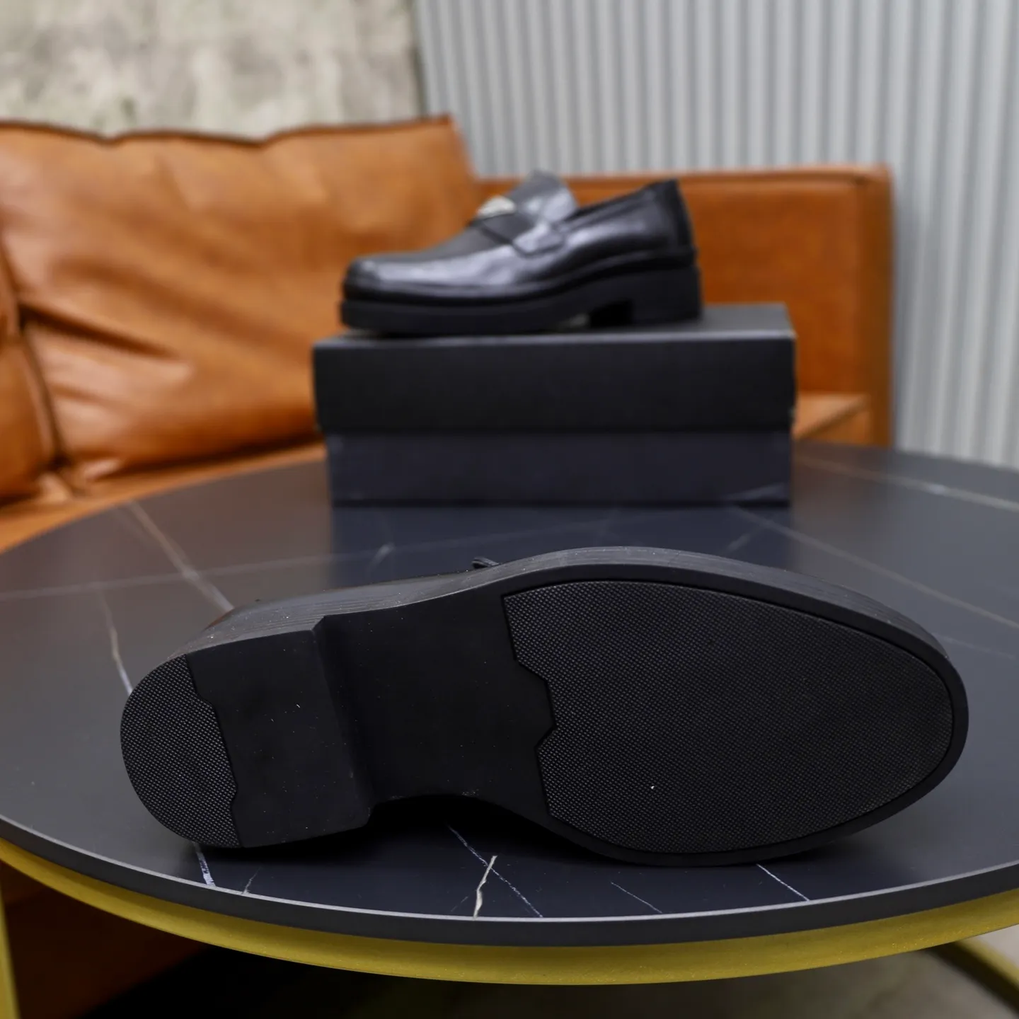 Ex-factory price: 500💰🙅‍♂️🙅‍♂️🙅‍♂️ Brand: PRADA Standard code: Men's code 38-44 (45 can be customized) Grade: Same style as the official website Original order quality Material: Original cowhide surface Comfortable lining Original outsole Style category: Men's fashionable casual leather shoes Distinguished big-name luxury elements Top luxury Color: Color of the actual picture